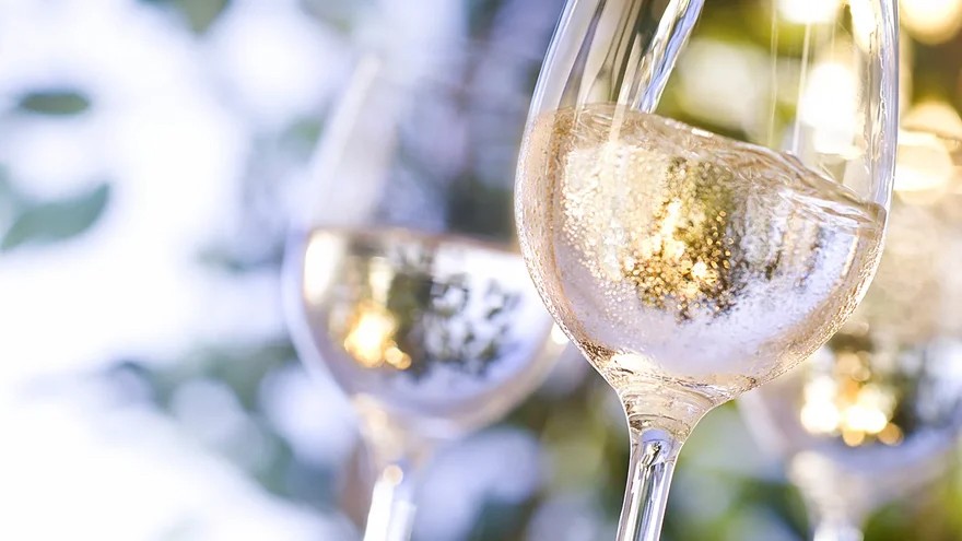 El vino Malbec blanco marca tendencia: cómo se elabora y qué etiquetas debés probar